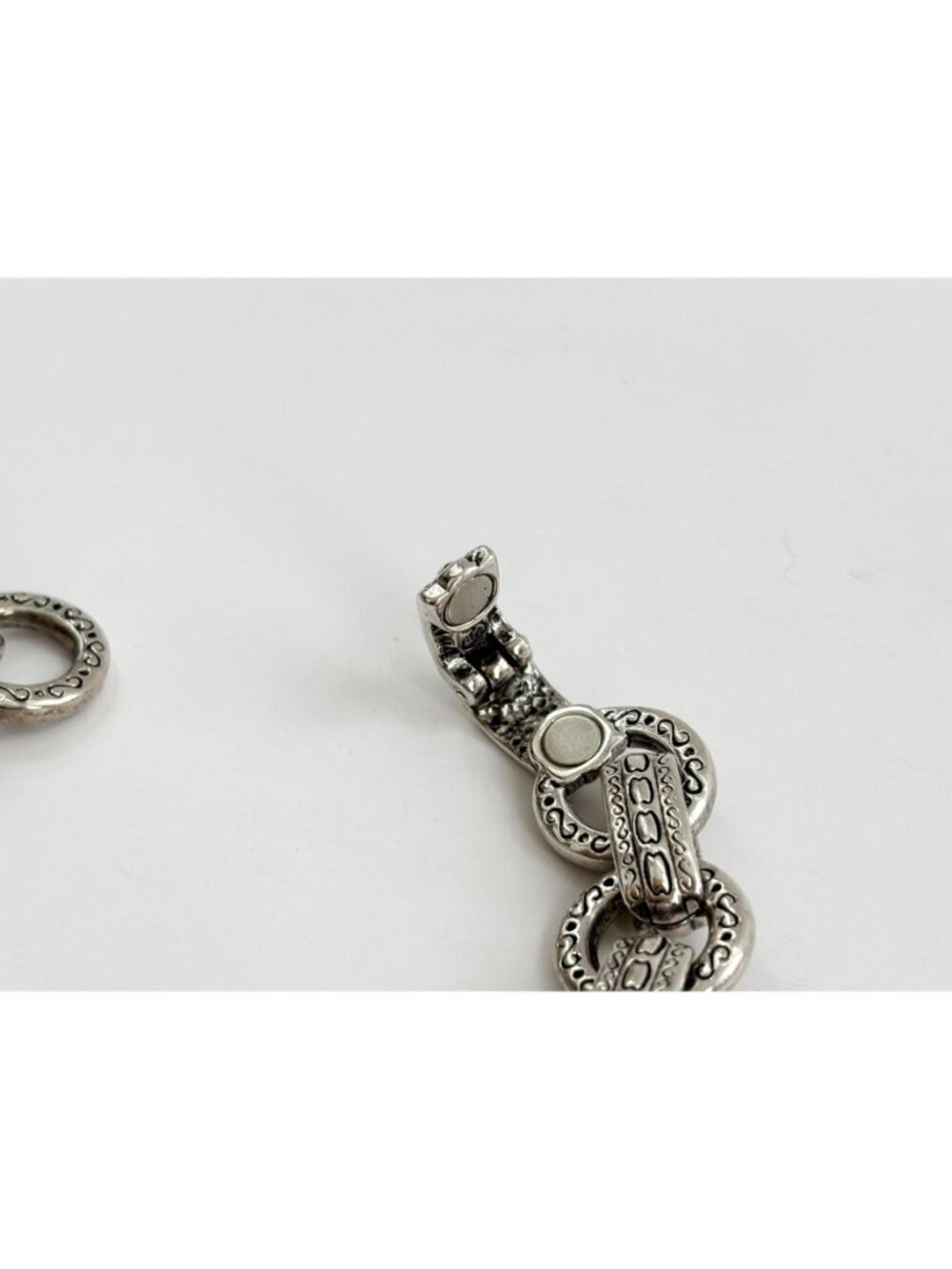 Chainlink Abstract Carved Hinged Magnet Vintage Silver Toned Bracelet - Picture 14 of 16